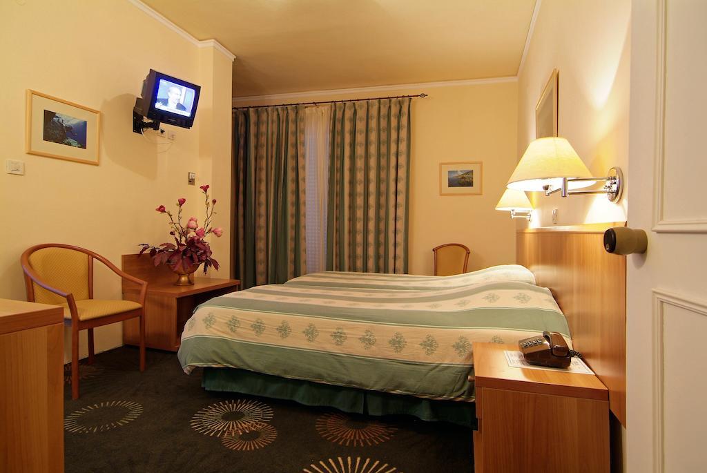 Hotel Kalafati Itea Exterior foto